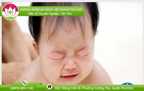 Cách xử lý khi trẻ sơ sinh khó đi ngoài