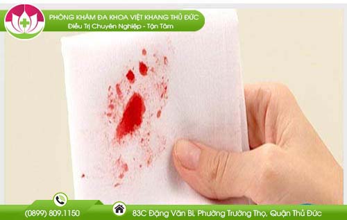 Đại tiện ra máu tươi khi mang thai có sao không?