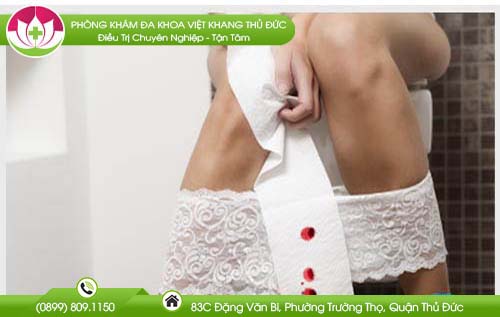 Phân có dính máu tươi là bị bệnh gì?