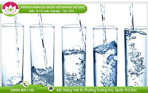 Phòng tránh táo bón và trĩ bằng cách uống nước hợp lý
