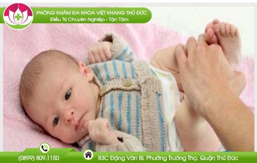 Trẻ sơ sinh đi ngoài khó khăn là bị gì?