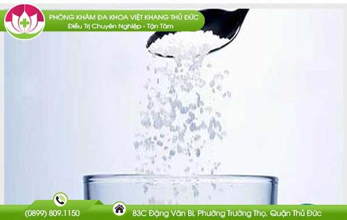 tri-ngua-vung-kin-bang-nuoc-muoi